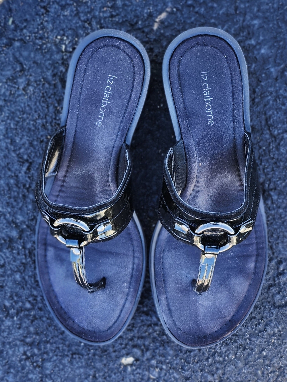 Liz Claiborne Black Patent Thong Sandals with Silver Hardware